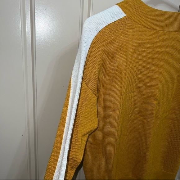 Banana Republic V-Neck Burnt Yellow Knit Cropped Sweater Size XS - Picture 3 of 7